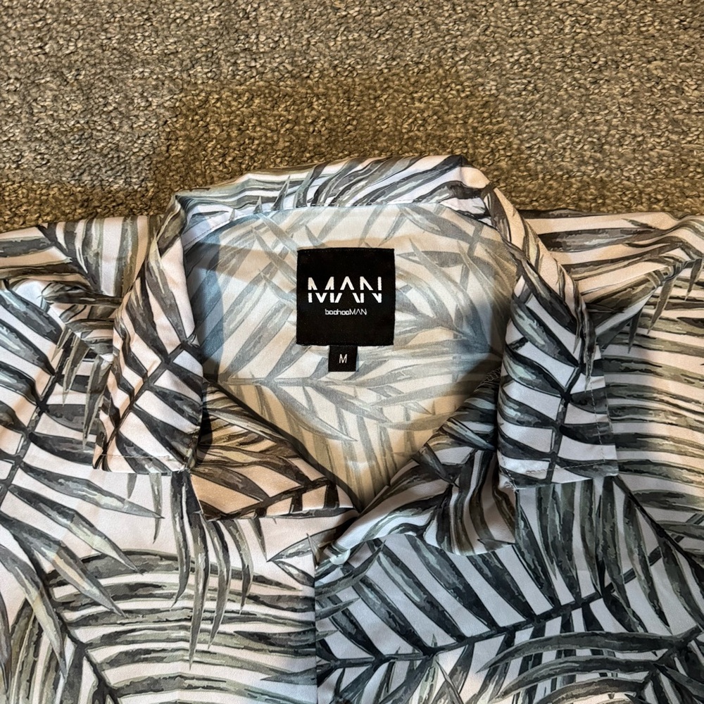 BoohooMAN Short Sleeve Palm Print Shirt - Black and White - Picture 2 of 3